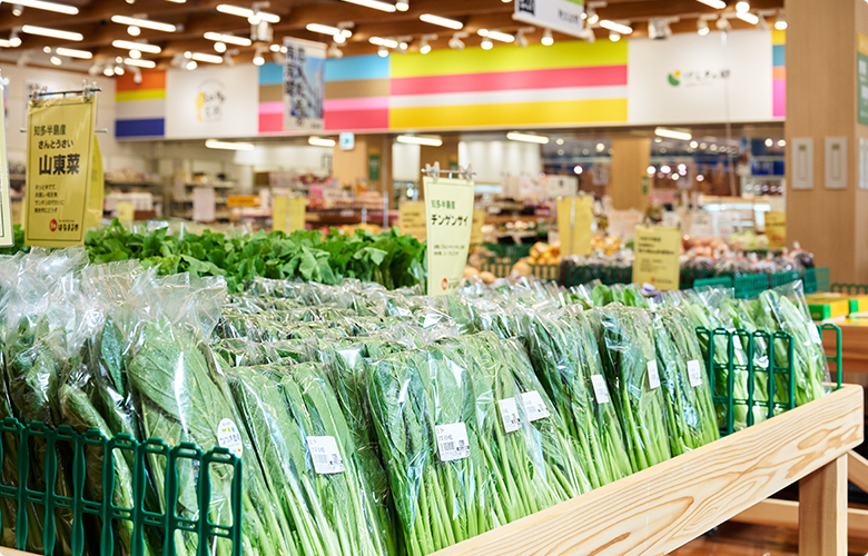 広々店内に採れたて野菜がずらり！